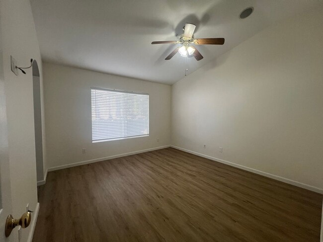 Building Photo - Beautiful upgraded 3 bedroom in Mission Grove!