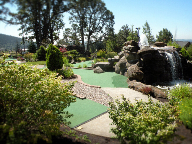 Free mini golf - 11440 SE Aquila St