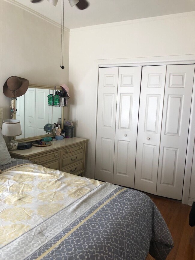 Building Photo - Sun-drenched Roscoe Village with sunny patio and yard