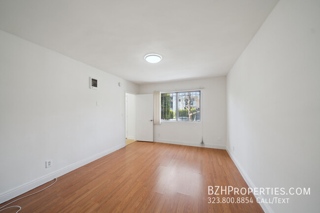 Building Photo - 954 1/2 N Croft Ave-104