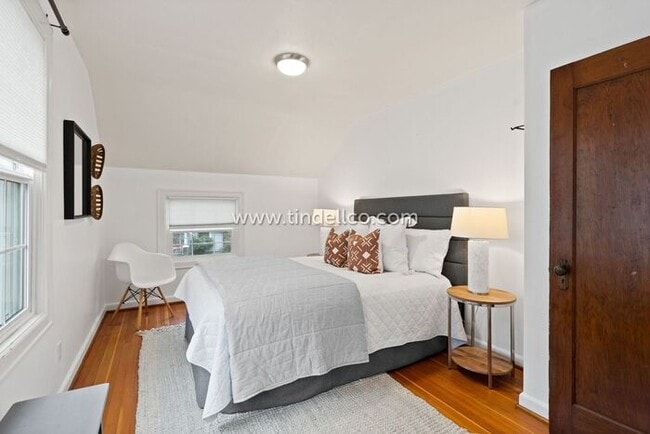 Building Photo - Updated 3 bedroom, 3 Level Home near New S...