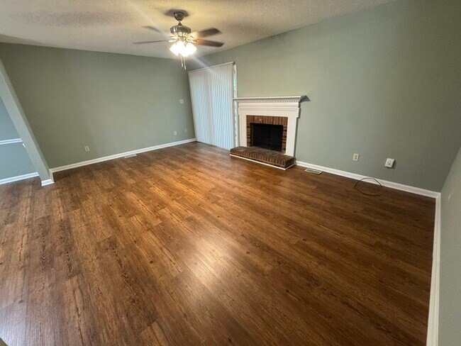 Building Photo - Beautiful 2 Bedroom 1.5 Bath Town Home! Ne...