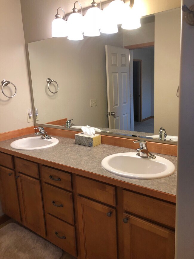 Building Photo - 3 Bedroom 2.5 Bath Condo across from Outla...