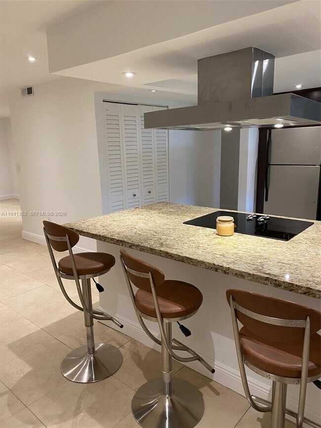 Building Photo - 9373 Fontainebleau Blvd