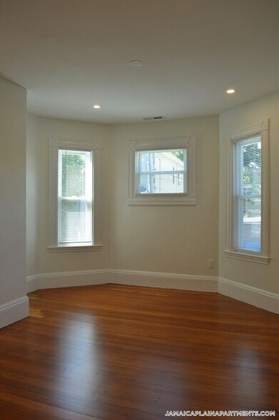 Building Photo - 370b Centre St