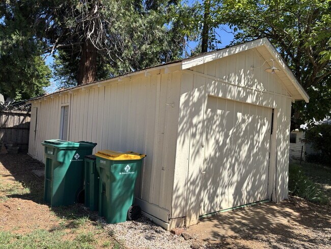 Building Photo - Adorable vintage 2-bed home on a quiet side street close to downtown Placerville!