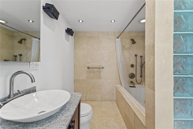 Building Photo - 5640 Collins Ave