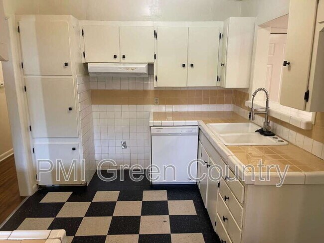 Building Photo - 5430 N Frankfort Pl