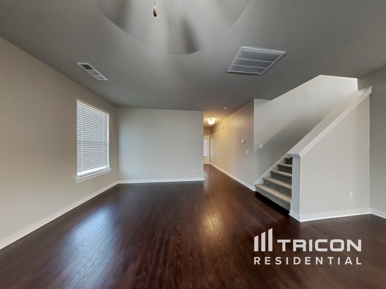 Building Photo - 4941 Kingdom Dr