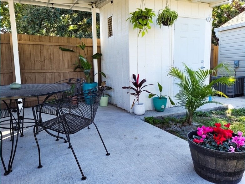 Outdoor / indoor laundry is located in the shed - 4444 17th St W