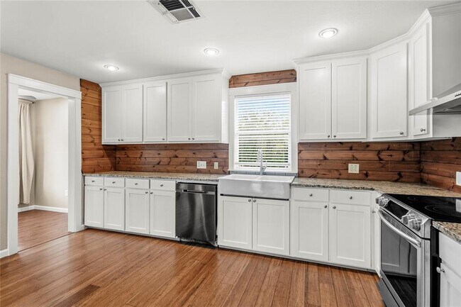 Building Photo - 18000 Lafayette Park Dr