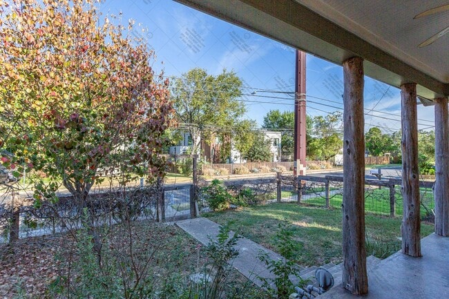 Building Photo - Cozy 2/BR 2/BA One-Level Home with Sunroom & Stainless Steel Kitchen