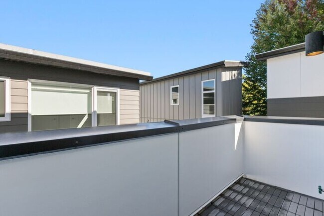 Building Photo - Stunning Othello Park Designer Townhome with Air Conditioning