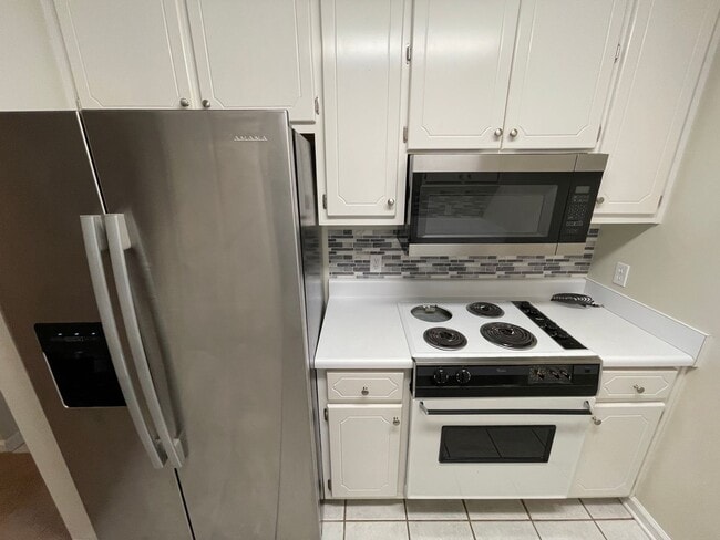 Building Photo - Briarwood West Sudvision - Stainless Steel...