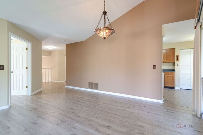 Building Photo - 305 Satinwood Terrace