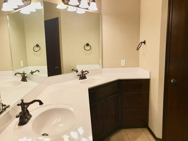 Building Photo - 3 bd/2 ba on Half acre - Edmond Schools