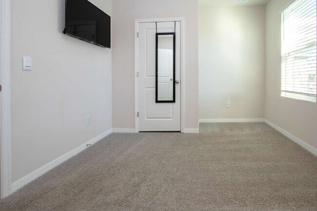 Building Photo - Spacious 5-Bed Retreat with Granite Elegance in Lakewood Ranch