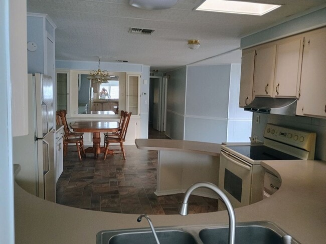 Building Photo - 2 Bedroom 2 bathroom