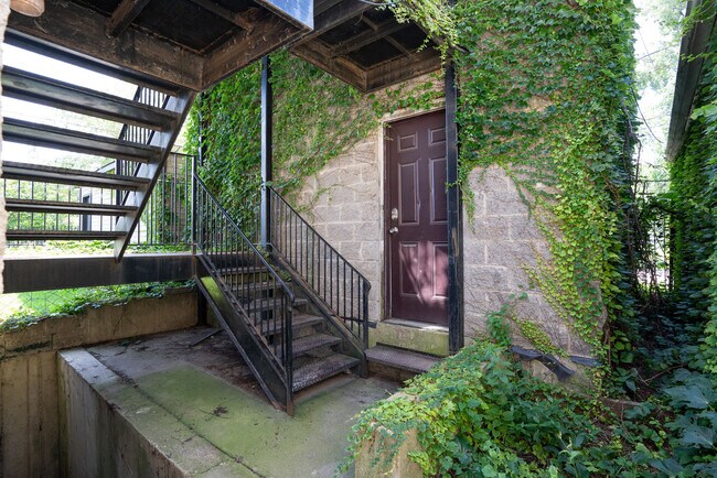 Building Photo - 2337 W Maypole Ave