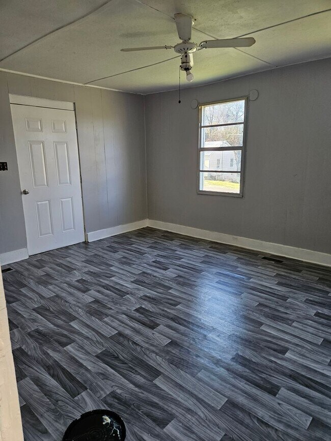 Building Photo - 806 Woodland St