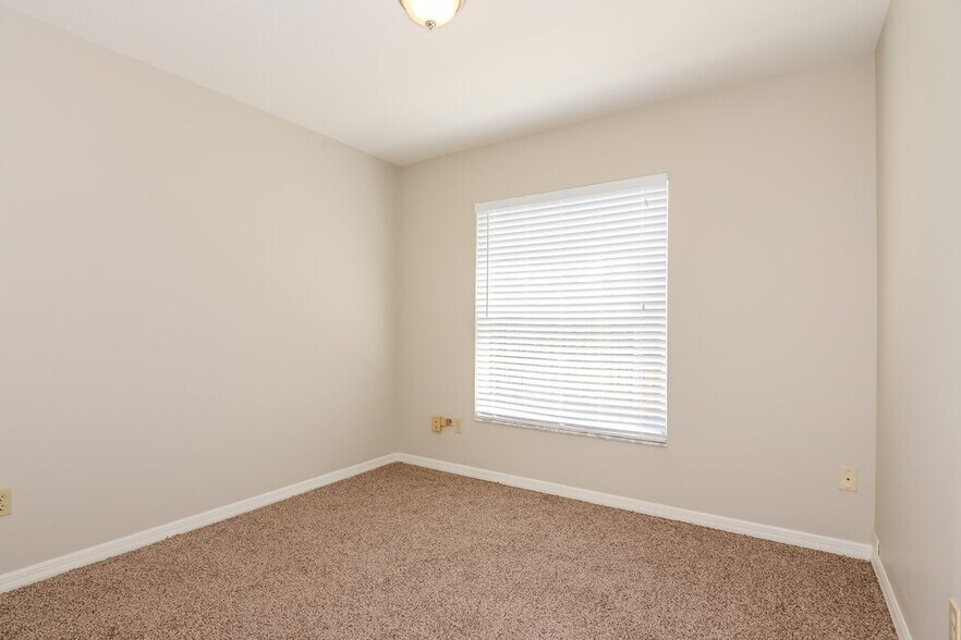 Building Photo - 2304 Tioga Dr