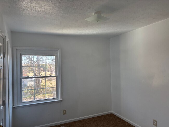 Building Photo - Spacious