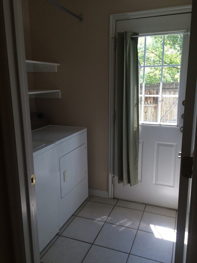 Building Photo - 3 Bedroom Townhome in Provo's Westside
