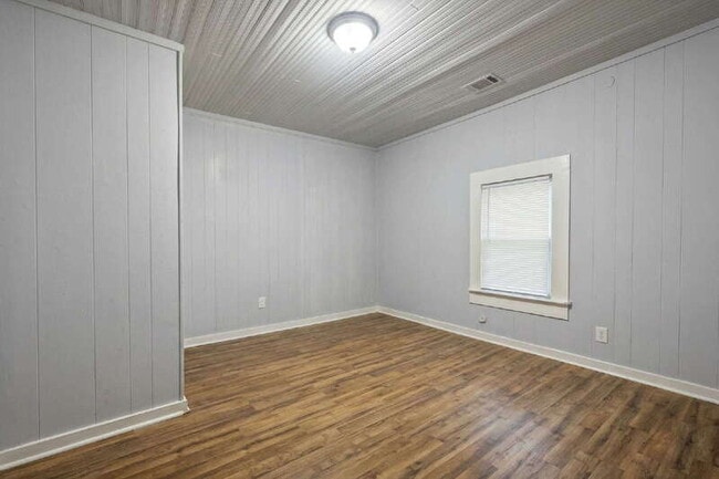 Building Photo - 625 E Wall St