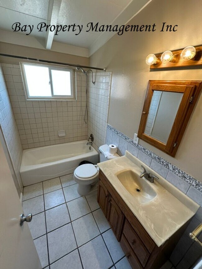 Building Photo - Lovely 3 bedroom 2 bath home with pets considered!