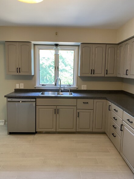 Building Photo - 102 Chaumont Dr