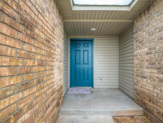 Building Photo - 1009 S Colt Ln