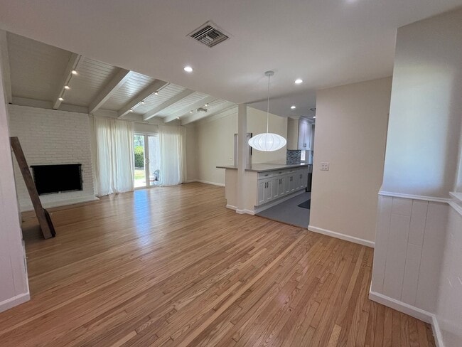 Building Photo - AVAILABLE NOW! Encino home w/all appliance...