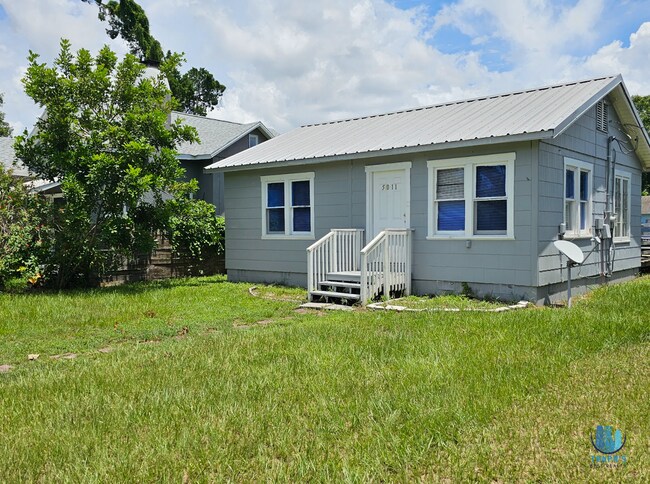 Building Photo - Beautiful 2 Bedrooms 1 Bathroom Home for R...