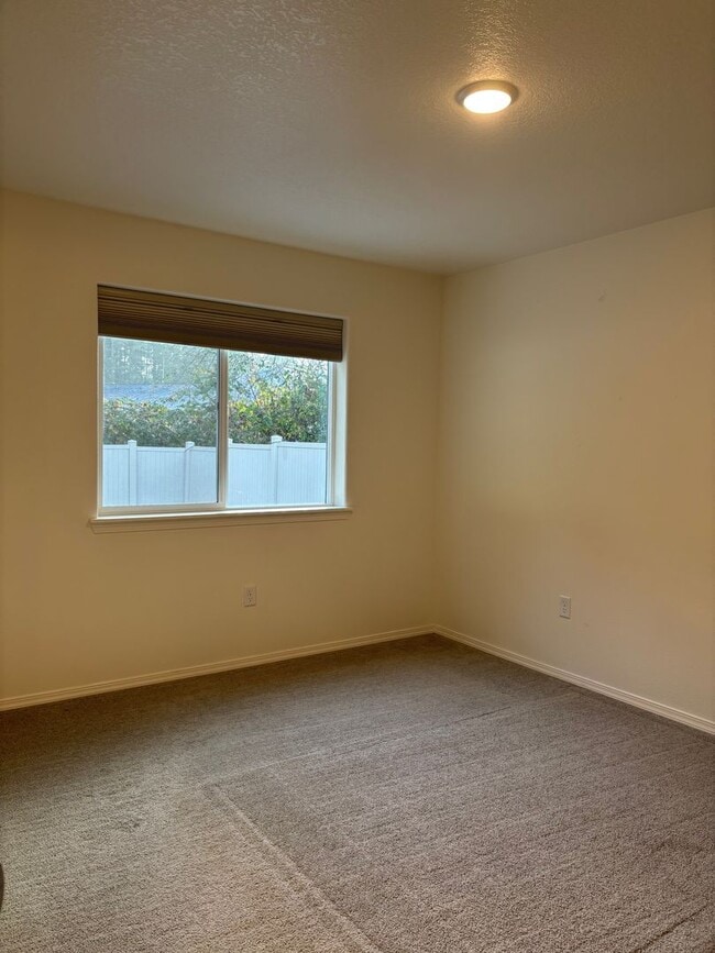 Building Photo - Single Level Home in McMinnville - Pets Allowed