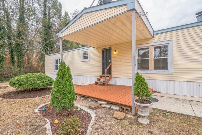 Building Photo - Updated 2 bedroom 2 bath Home in Laurel La...