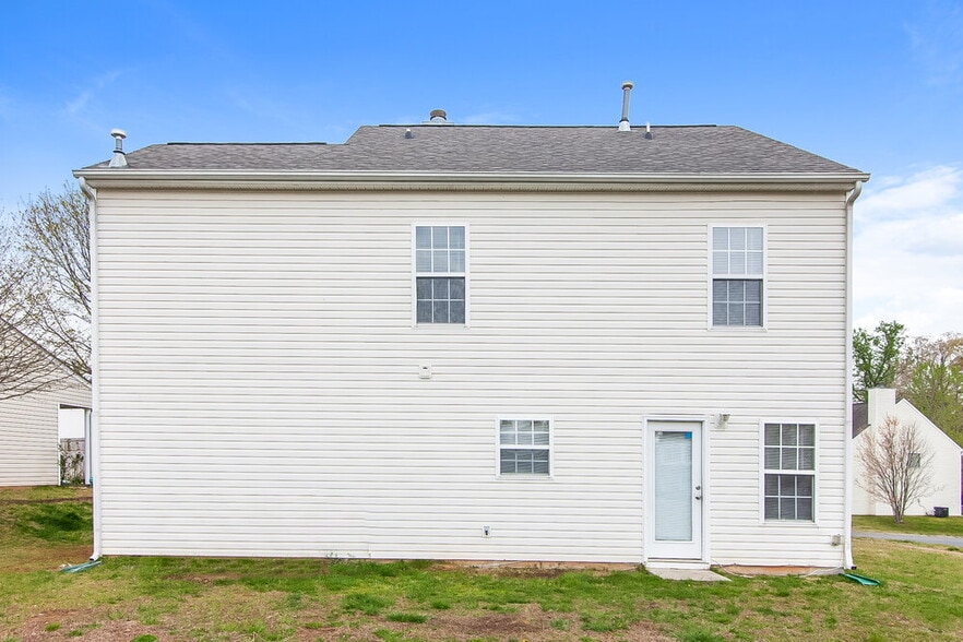 Building Photo - 407 Chelton Oaks Dr