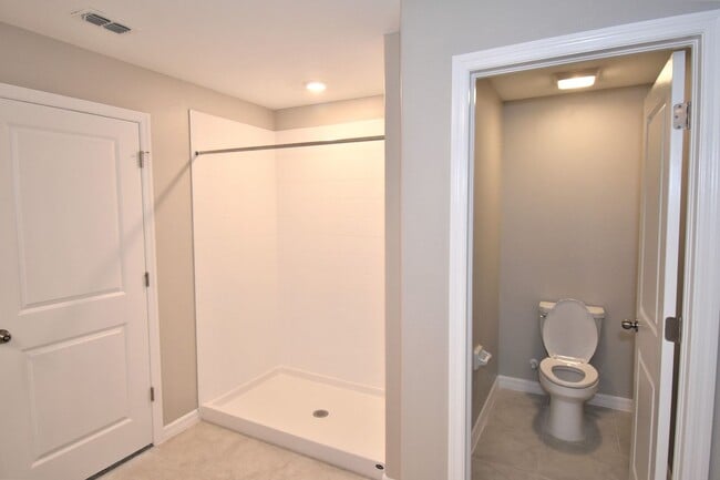 Building Photo - Like New 4 Bedroom Home