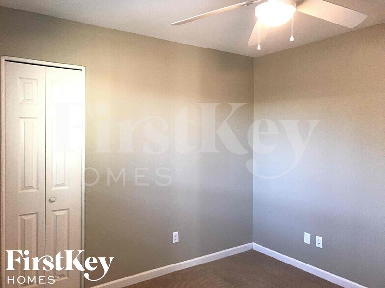 Building Photo - 8802 N 35th Dr