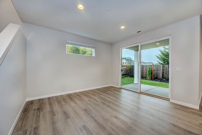 Building Photo - 5 bed 2 bath In Marysville