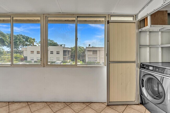 Building Photo - 365 Flanders Dr