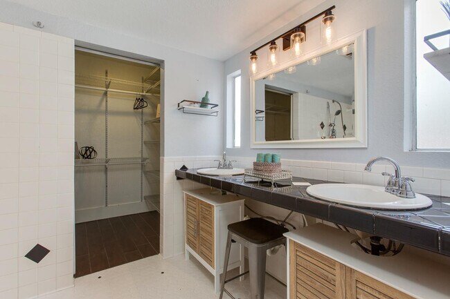 Building Photo - 510 E Belmont Ave