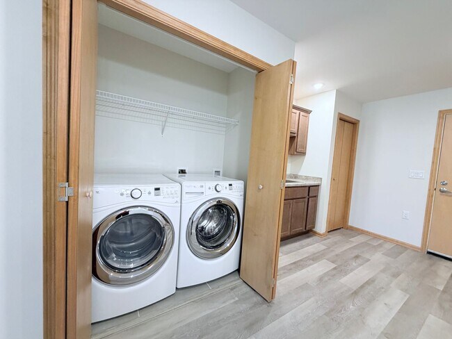 Building Photo - 2 Bed / 2 Bath Apartment in Madison, WI 53579