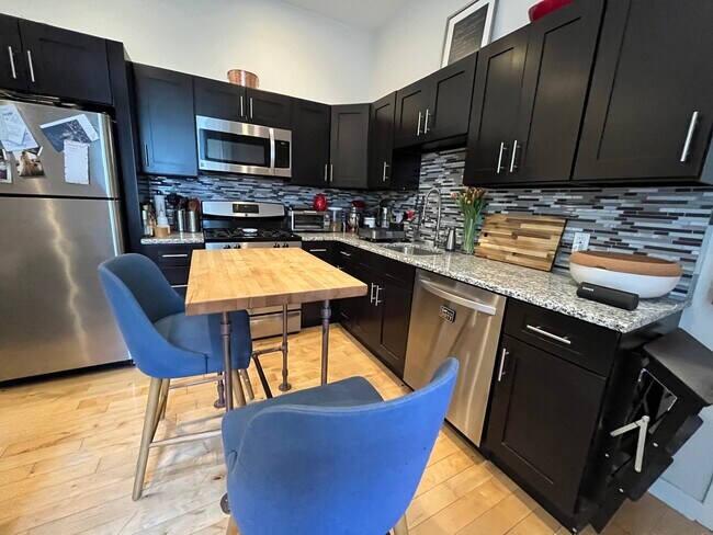 Building Photo - 317 6th S St