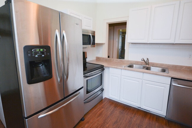 Building Photo - Kutzky Park Home w/Master Suite