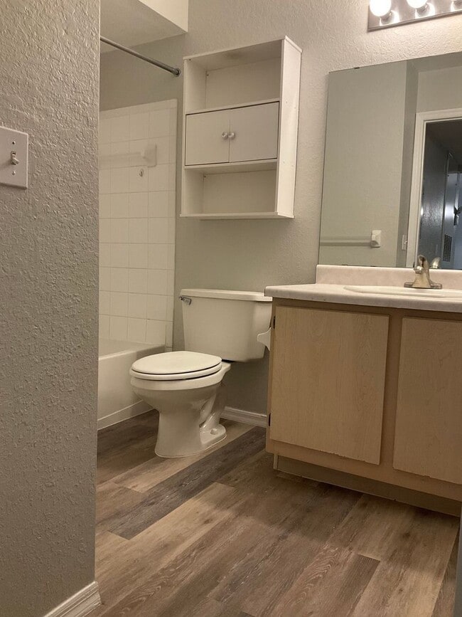 Building Photo - Available now!  Gated Community in Hunters...