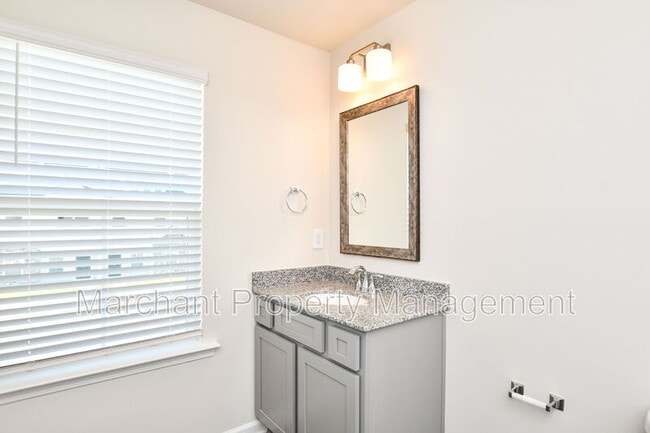 Building Photo - 27 English Ct