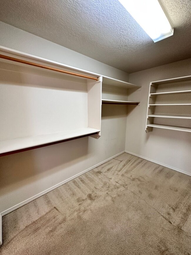 Building Photo - Stunning 3 bed, 2.5 bath, 2575 sq ft home ...