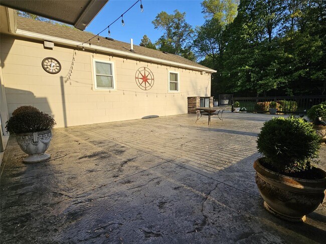 Building Photo - 13 Old Quaker Hill Rd