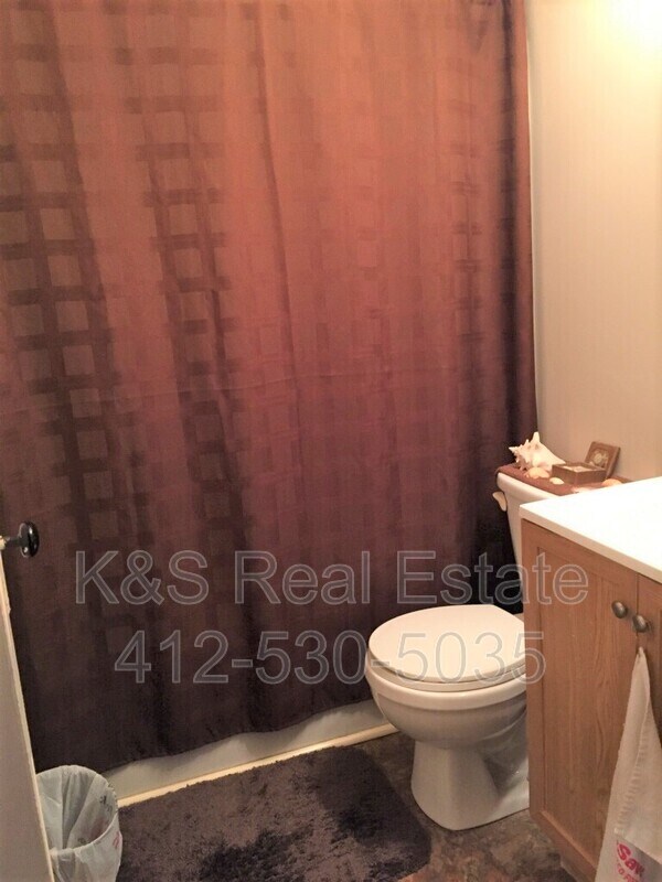 Building Photo - 556 Middle Ave