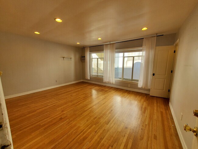 Building Photo - 920 Westbourne Dr